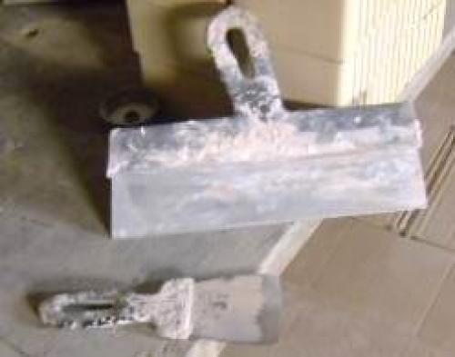 Как выровнять потолок ротбандом. Установка маяков