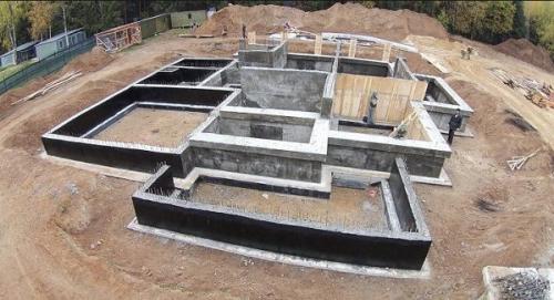 Почему нельзя делать гидроизоляцию фундамента сразу