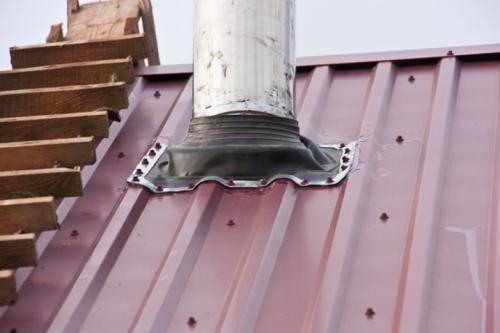 Как заделать проход трубы на крыше из профнастила. Как вывести трубу через профнастил и как ее заделать? 03