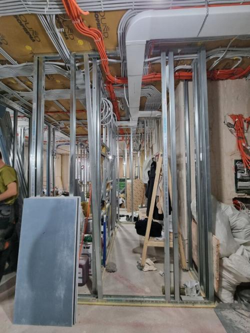 Сколько времени занимает выполнение работ по штукатурке и шпаклёвке потолка. Сколько времени займет ремонт квартиры?