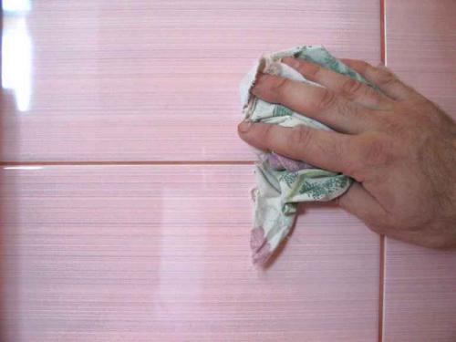 Как устранить излишки краски, если они попали на стены. Чем можно быстро оттереть брызги краски после ремонта