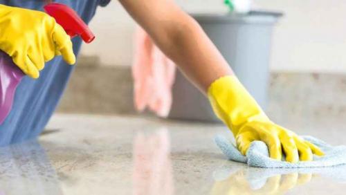 Как устранить излишки краски, если они попали на стены. Чем можно быстро оттереть брызги краски после ремонта