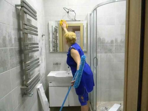 Как устранить излишки краски, если они попали на стены. Чем можно быстро оттереть брызги краски после ремонта