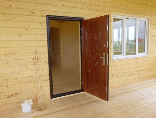 Какая толщина входной двери оптимальна для каркасного дома. Двери в каркасном доме