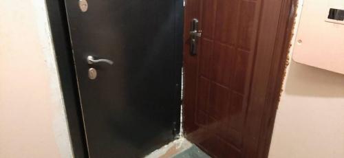 Существуют ли разные стандарты для входных дверей в разных странах. Почему в США входные двери обычно открываются внутрь, а в России — наружу?