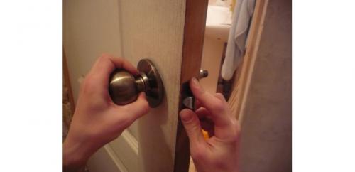 Как снять дверную ручку без болтов. Виды круглых ручек