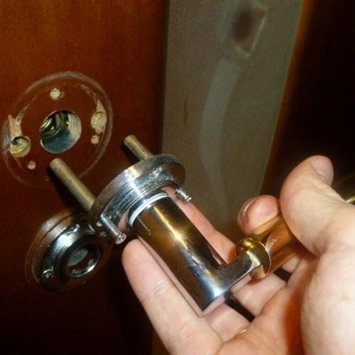 Дверная ручка не возвращается в исходное положение. Ремонт дверных ручек входной двери: что обычно ломается