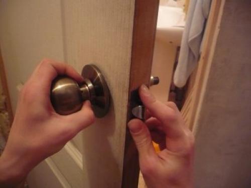 Как починить дверную ручку межкомнатной двери. О чем стоит узнать перед починкой дверной ручки межкомнатной двери?