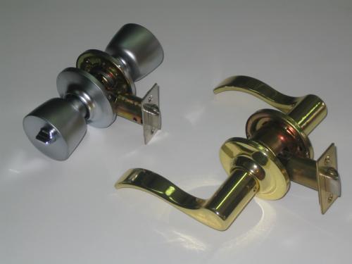 Разболталась дверная ручка на входной двери. Цилиндр и замок