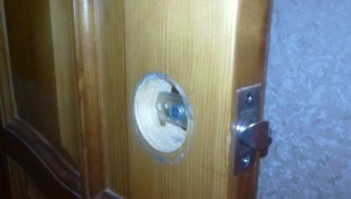 Как производят замену дверной ручки металлической двери. Что подготовить для ремонта и как снимать ручки? 03