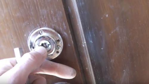 Отломилась ручка на входной двери. Пошаговая инструкция по замене дверной ручки