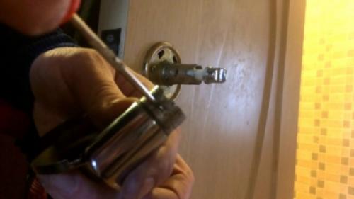 Отломилась ручка на входной двери. Пошаговая инструкция по замене дверной ручки 12 Отломилась ручка на входной двери. Пошаговая инструкция по замене дверной ручки 12