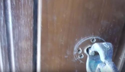 Отломилась ручка на входной двери. Пошаговая инструкция по замене дверной ручки